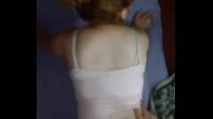 POV grabo con el telefono una casero con mi novia de remera rosa en el colchon Thumb