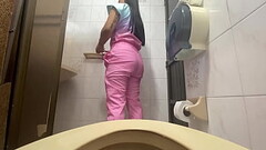 Camara atrapa a enfermera meando en ba&ntilde_o del hospital(culona) Thumb
