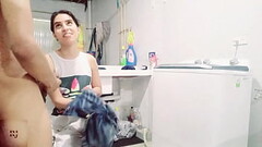 mientras mi hermanastra lava la ropa ve como me toco y me ayuda Thumb